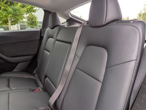 Used 2022 Tesla Model Y Long Range image 29