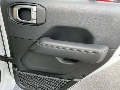 Used 2018 Jeep Wrangler Unlimited Sahara image 18