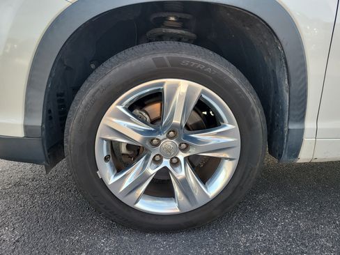 Used 2014 Toyota Highlander Limited w/ Driver Technology Package FWD image 9