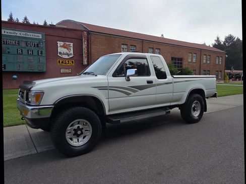 Used 1992 Toyota Pickup SR5 AWD/4WD image 2
