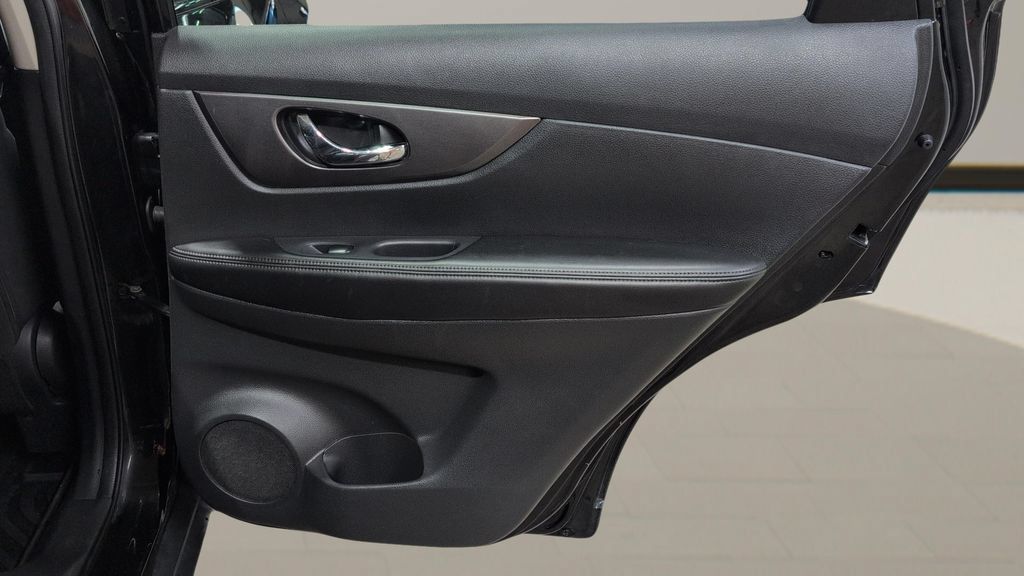 Used 2016 Nissan Rogue SV AWD/4WD image 18