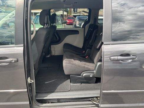 Used 2017 Dodge Grand Caravan SE w/ UConnect Hands-Free Group FWD image 19