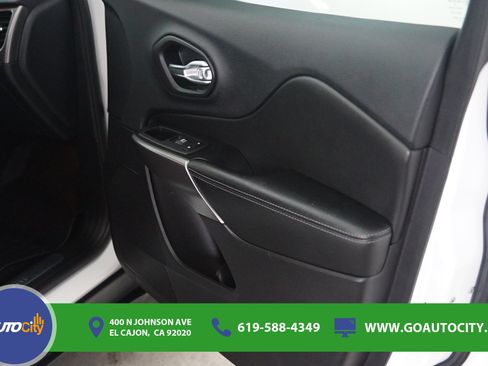 Used 2019 Jeep Cherokee Limited AWD/4WD image 16