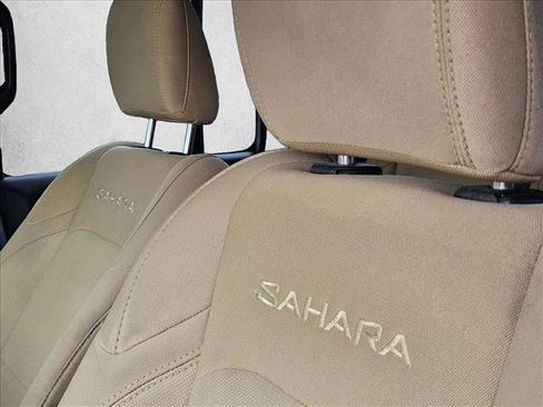 Used 2018 Jeep Wrangler Unlimited Sahara AWD/4WD image 14