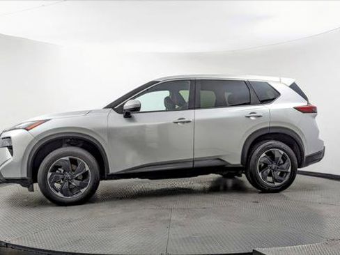 Used 2025 Nissan Rogue SV image 3