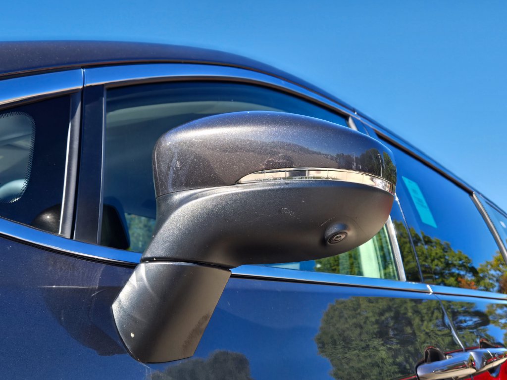 Used 2023 Chrysler Pacifica Touring-L AWD/4WD image 11