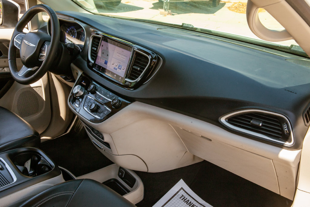 Used 2023 Chrysler Pacifica Touring-L FWD image 11