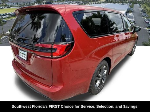 New 2026 Chrysler Pacifica Select image 4