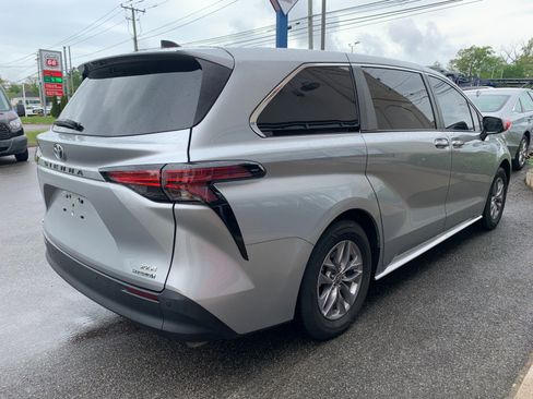 Used 2022 Toyota Sienna XLE AWD/4WD image 7