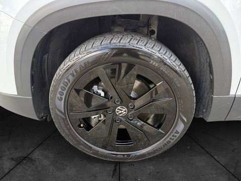 Used 2025 Volkswagen Taos SE w/ Panoramic Sunroof Package FWD image 9