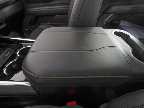 Used 2026 Chevrolet Suburban Z71 w/ Comfort Package image 31