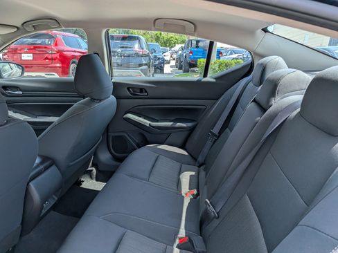 Used 2024 Nissan Altima 2.5 SV FWD image 14