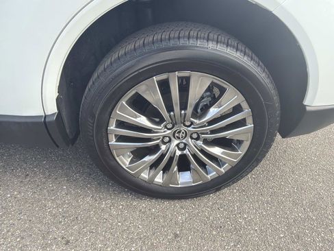 Used 2023 Toyota Venza XLE AWD/4WD image 7