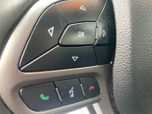 Used 2019 Jeep Cherokee Latitude Plus w/ Cold Weather Group AWD/4WD image 36