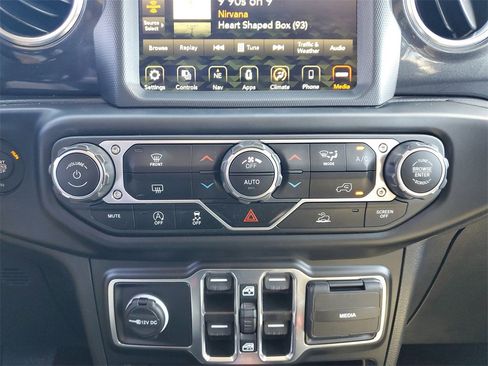 Used 2022 Jeep Wrangler Unlimited Sahara image 28