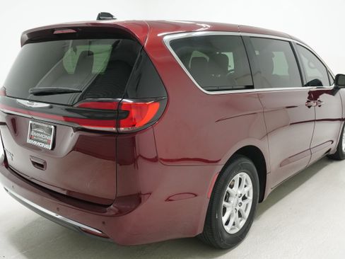 Used 2023 Chrysler Pacifica Touring-L FWD image 4