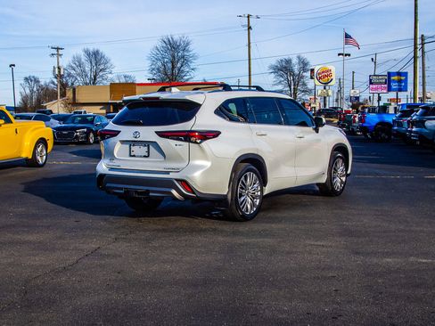 Used 2025 Toyota Highlander Platinum AWD/4WD image 7