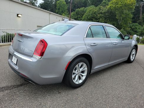 Used 2016 Chrysler 300 Limited RWD image 5