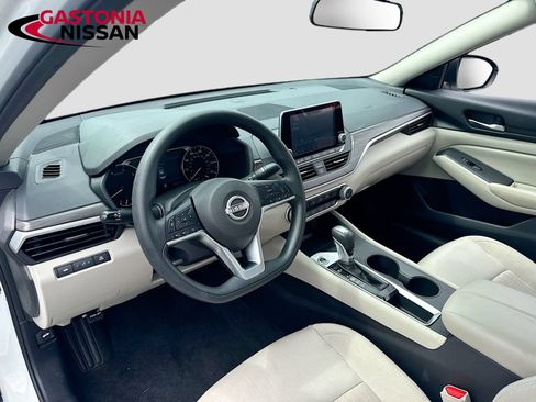 Used 2025 Nissan Altima 2.5 SV FWD image 11