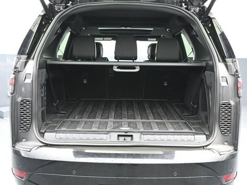 Used 2024 Land Rover Discovery Dynamic SE AWD/4WD image 14