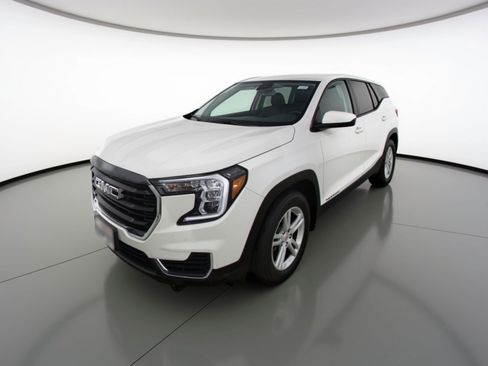 Used 2024 GMC Terrain SLE image 3
