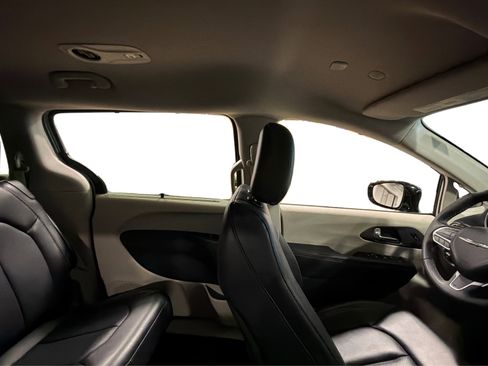 Used 2024 Chrysler Pacifica Touring-L FWD image 42