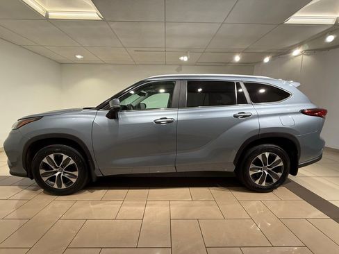 Used 2023 Toyota Highlander XLE AWD/4WD image 2