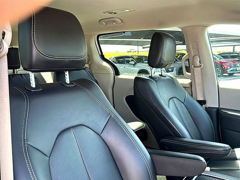 Used 2024 Chrysler Pacifica Touring-L FWD image 26