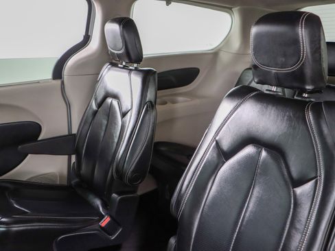 Used 2023 Chrysler Pacifica Touring-L image 24