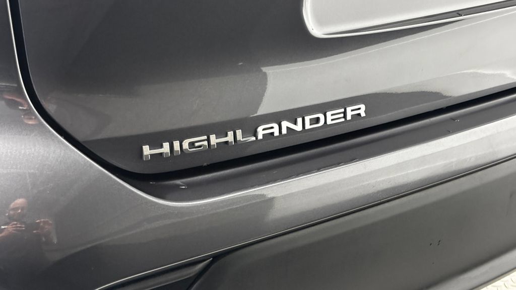 Used 2024 Toyota Highlander XLE AWD/4WD image 7