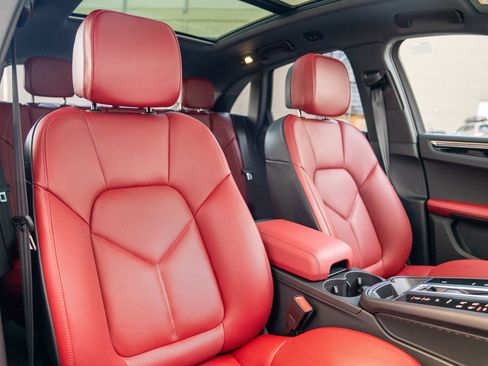 Certified 2025 Porsche Macan AWD/4WD image 23