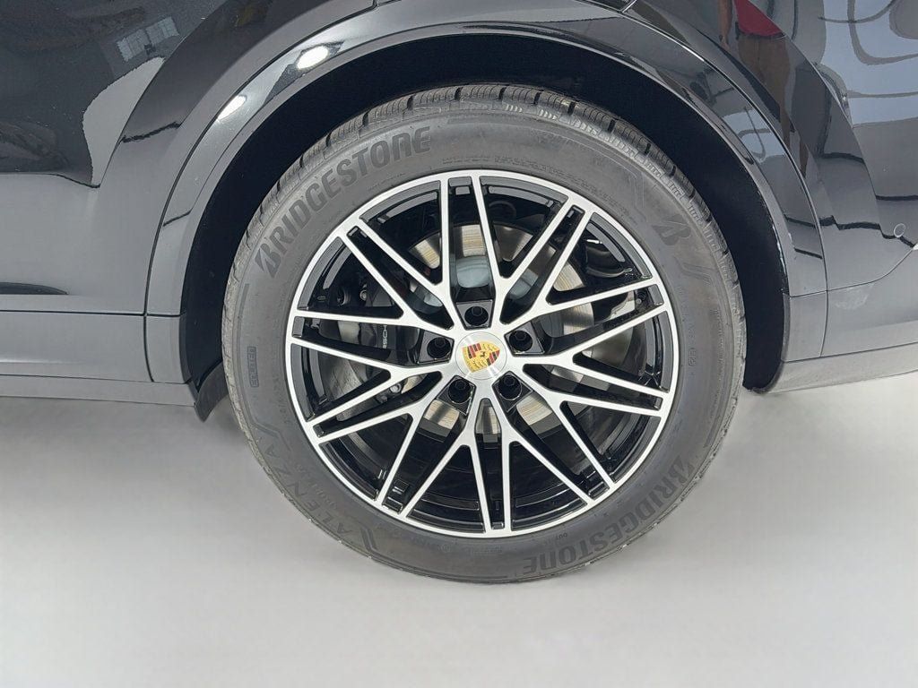 Certified 2024 Porsche Cayenne Coupe AWD/4WD image 33