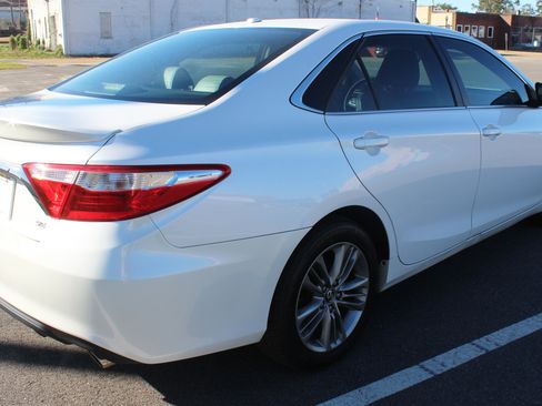 Used 2017 Toyota Camry SE w/ Moonroof Package image 16