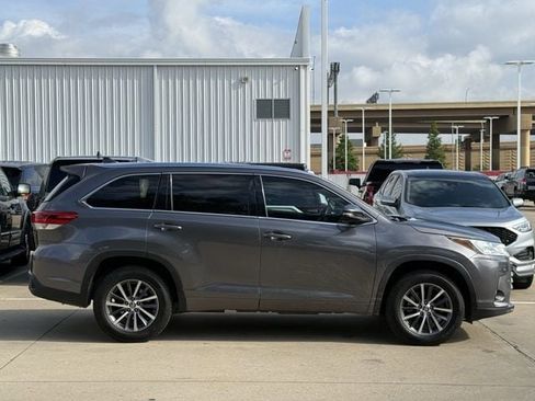 Used 2018 Toyota Highlander XLE FWD image 3