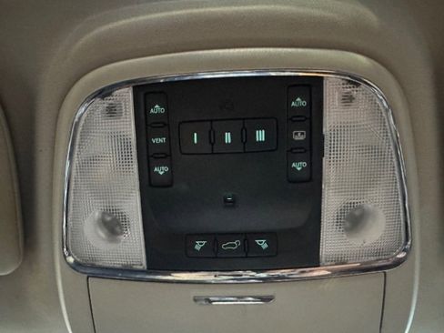 Used 2011 Jeep Grand Cherokee Overland image 27