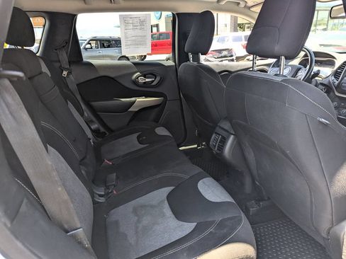 Used 2018 Jeep Cherokee Latitude w/ Cold Weather Group AWD/4WD image 31
