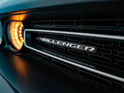 Used 2017 Dodge Challenger R/T Scat Pack w/ Leather Interior Group RWD image 3