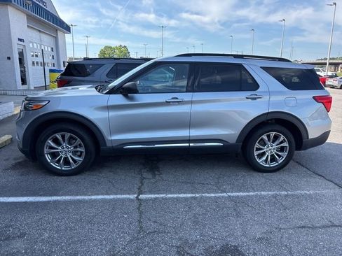 Used 2020 Ford Explorer XLT w/ Equipment Group 202A image 2