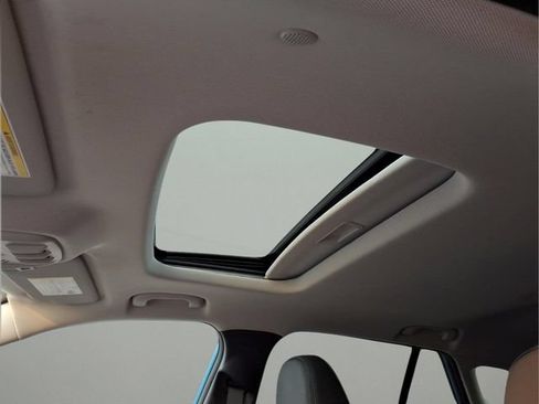 Used 2025 Chevrolet Trax LT w/ Sunroof Package FWD image 12