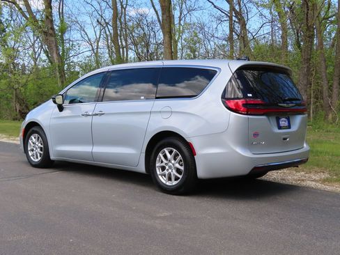Used 2024 Chrysler Pacifica Touring-L FWD image 27