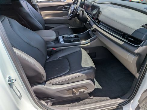 Used 2025 Kia Carnival EX FWD image 35