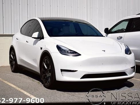 Used 2022 Tesla Model Y Long Range AWD/4WD image 2