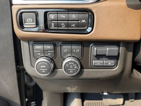 Used 2025 GMC Yukon XL Denali Ultimate AWD/4WD image 26