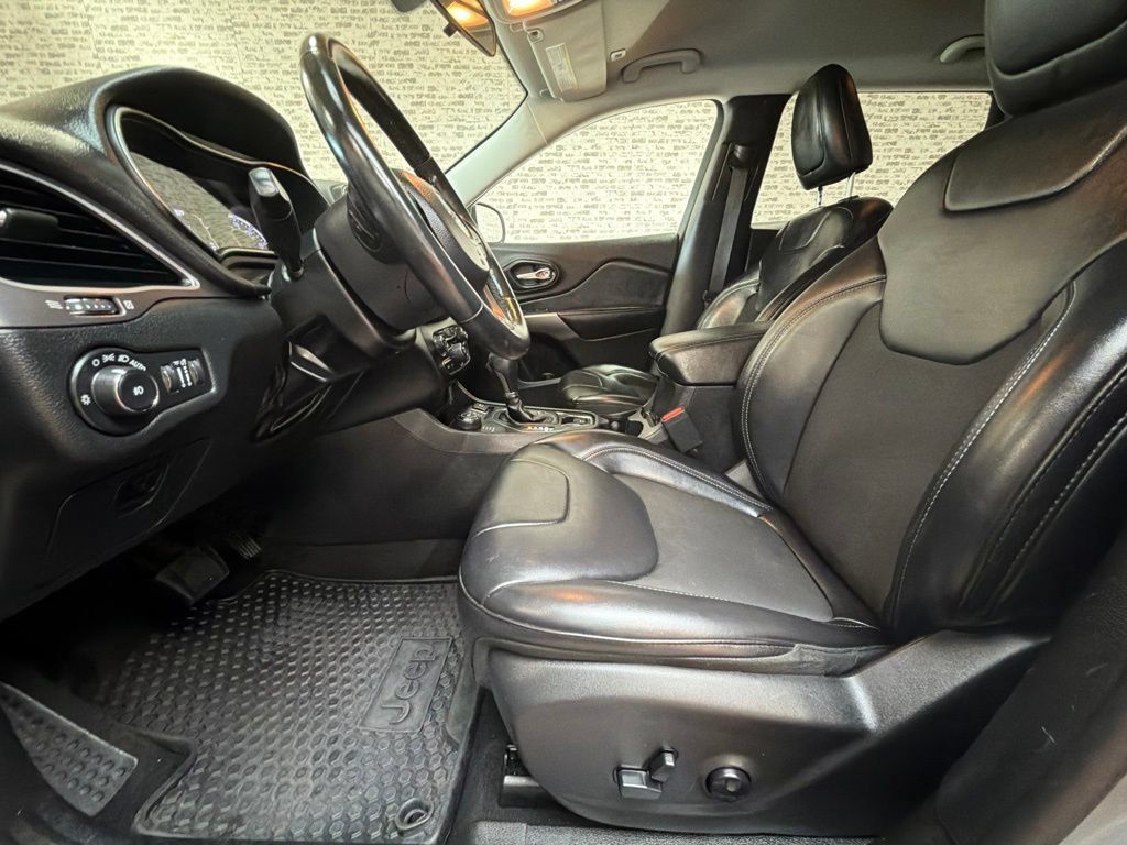 Used 2019 Jeep Cherokee Latitude Plus w/ Cold Weather Group AWD/4WD image 24