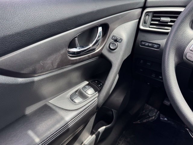 Used 2015 Nissan Rogue SV AWD/4WD image 29