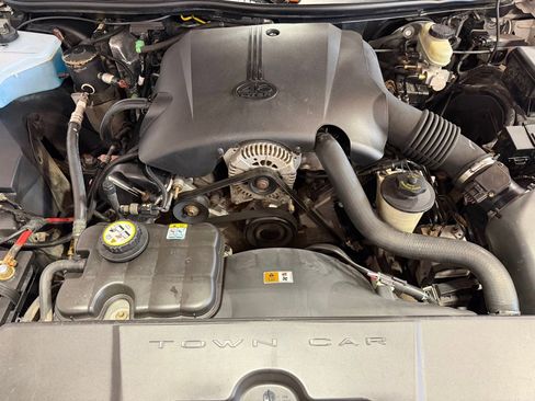 Used 2002 Lincoln Town Car Executive image 35