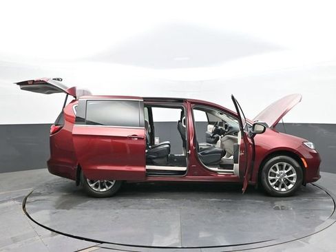 Used 2023 Chrysler Pacifica Touring-L AWD/4WD image 61