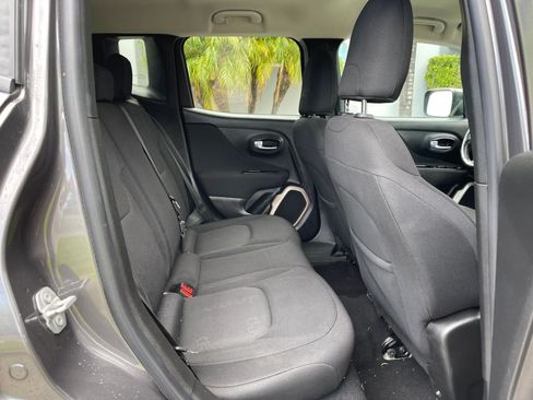 Used 2017 Jeep Renegade Latitude FWD image 23