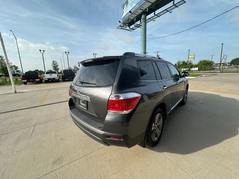 Used 2012 Toyota Highlander Limited w/ Tow Pkg FWD image 5