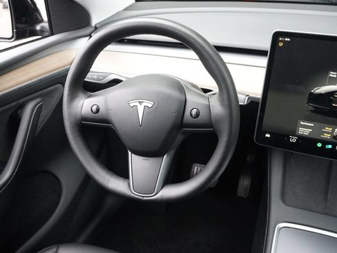 Used 2024 Tesla Model Y Long Range AWD/4WD image 32